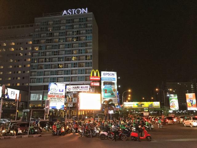 国青队3年前亚青赛的下榻酒店被各种车俩围得水泄不通.jpg
